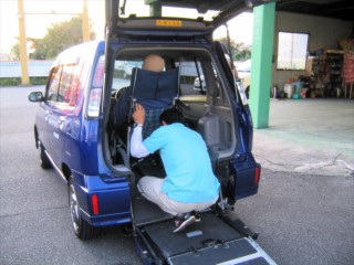 2.介護タクシーの床に車いすを固定します。
